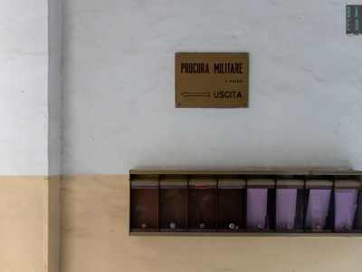 All�inizio delle scale che conducono ai piani superiori scoviamo per� una targa in metallo con la scritta �Procura militare�: ricordo di una delle svariate funzioni svolte dal secolare �Bebbone�